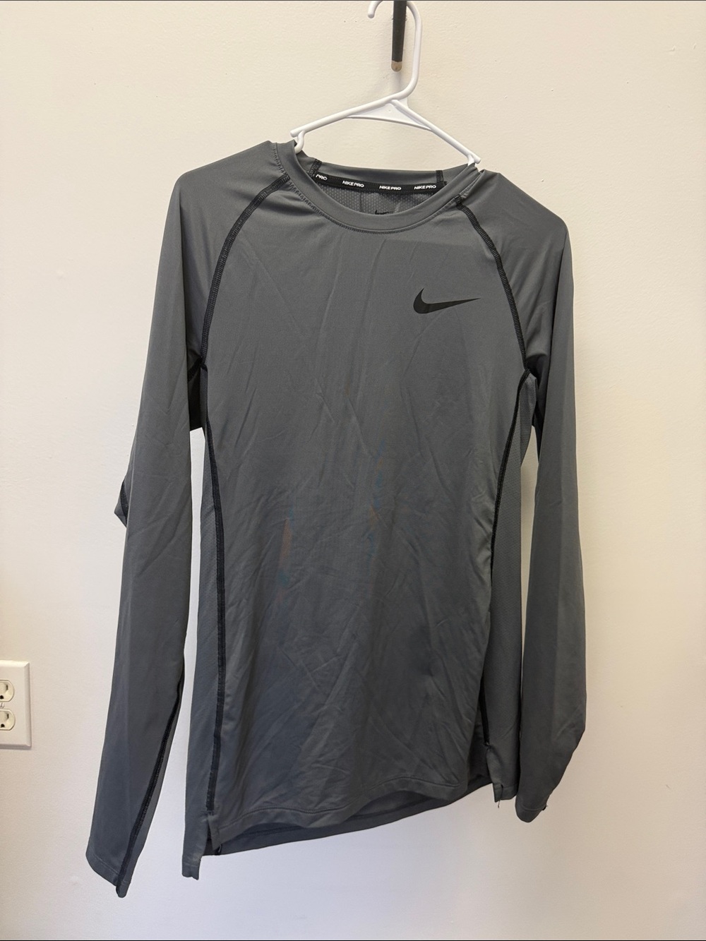 Nike Pro Men’s Long-Sleeve Gray Athletic Top